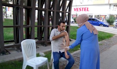 Mobil ekipler park, bahçe ve fabrikalarda randevusuz aşı yapıyor