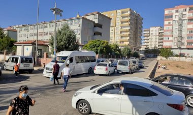 Nizip'te Okul Önlerinde Trafik Karmaşası