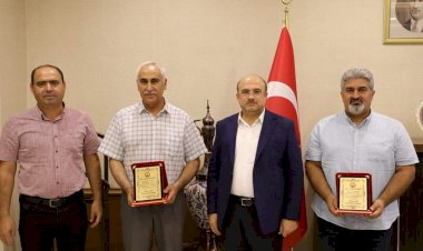 Eserlerini sergileyen ressamlara Başkan Sarı’dan plaket