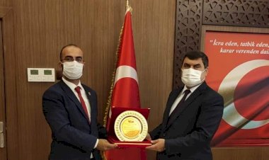 Muhtar Şeker'den Kaymakam Şahin'e Teşekkür plaketi