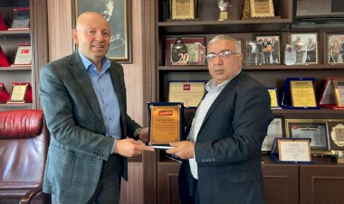 HAYIRSEVER İŞADAMI ÇEKER'E PLAKET