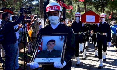 Arkadaş kurşunuyla şehit olan Mehmet Can Kaya, şehitliğe nakledildi