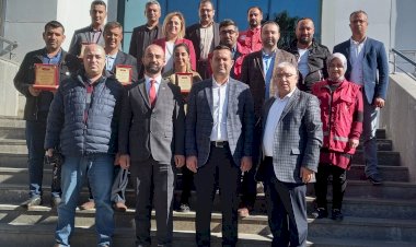 Sosyal Yardımlaşma ve Dayanışma vakfı personellerine plaket verildi