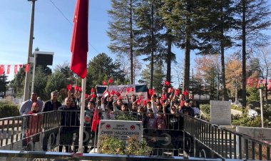 Öğrenciler, Şehit Ömer Halisdemir’in kabrini ziyaret etti