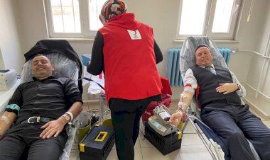 Öğretmen ve mahalle sakinlerinden kan bağışı