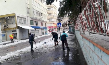 Nizip Belediyesi tuzlama ve yol açma çalışmalarına devam ediyor