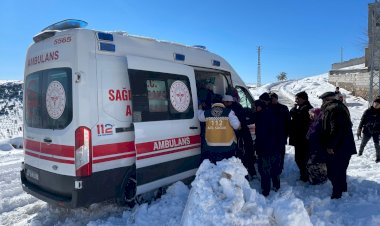 Yolda mahsur kalan ambulans belediye ekiplerince kurtarıldı