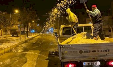 Belediye ekipleri gece mesaisinde