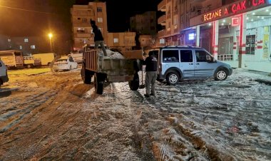 Belediye ekipleri tuzlama çalışmalarını sürdürüyor