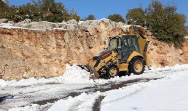 Nizip’in yüksek kesimlerinde karla kapanan yollar açılıyor