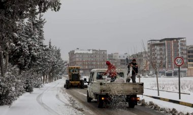 Nizip'te karla mücadele sürüyor