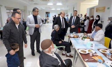 Yöneticiler Huzur Evinde iftar yaptı