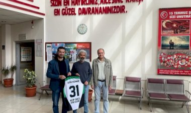 Nizip Gücü Spor Kulübü'nden Polis Memuru Çetin'e Forma hediyesi