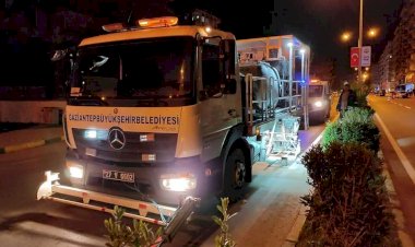 Belediye ekipleri gece mesaisinde
