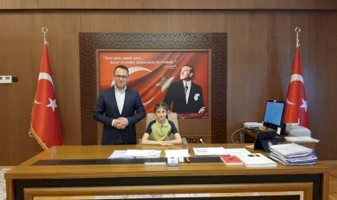 Kaymakam Çağlar, öğrencilerle tek tek ilgilendi