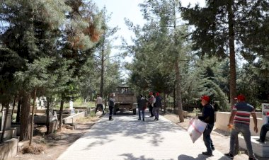 Nizip Belediyesi’nden bayram öncesi mezarlık temizliği