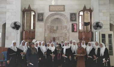 Kur'an kursu öğrencilerinin mezuniyet sevinci