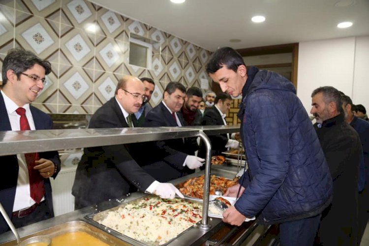 Belediye Başkanı Sarı, Külliye’de yemek dağıtımında bulundu