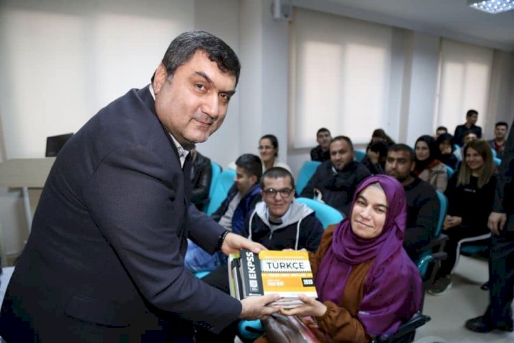 Şahin ve Uygur Engelsiz Yaşam Merkezinde kitap dağıttı
