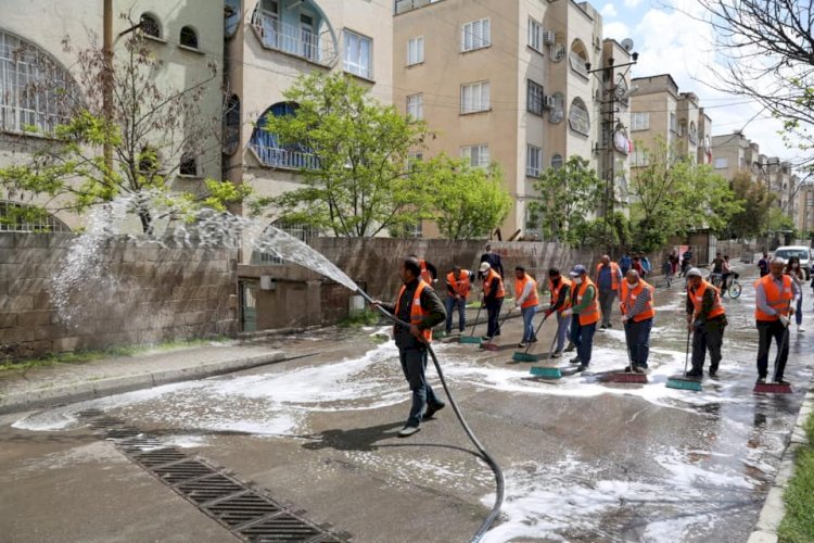 Nizip Belediyesi sokakları dezenfekte ediyor
