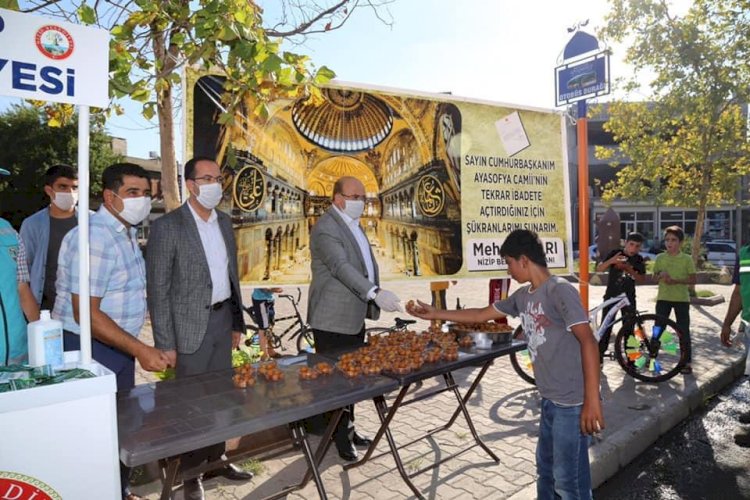 Belediye Başkanı Sarı, Ayasofya'nın ibadete açılması nedeniyle tatlı dağıttı