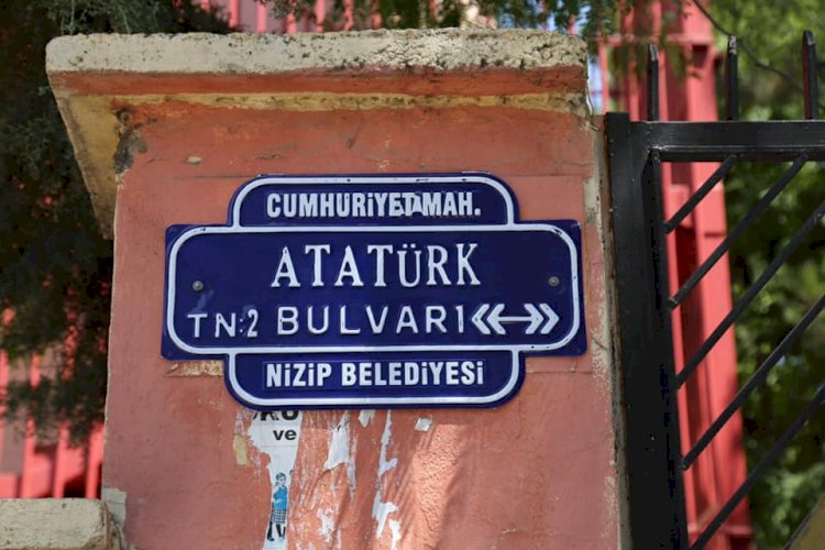 Nizip Belediyesi bulvar ve sokak levhalarını yeniliyor