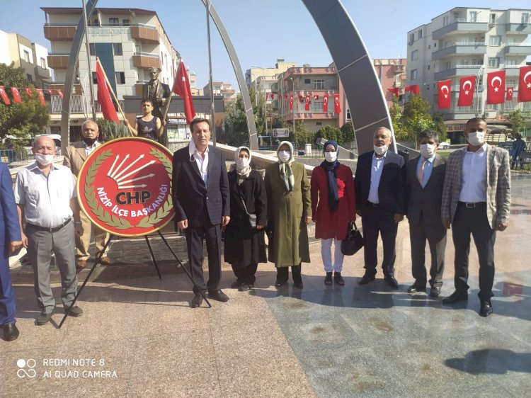 CHP, 29 Ekim Cumhuriyet Bayramı nedeniyle Atatürk Anıtı’na çelenk sundu