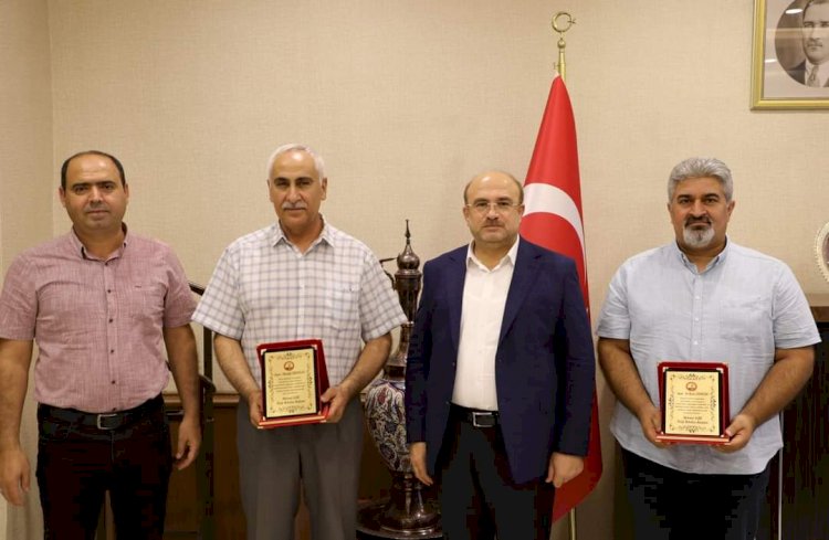 Eserlerini sergileyen ressamlara Başkan Sarı’dan plaket