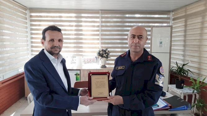 Muhtar Bozkurt’tan Jandarma’ya Plaket