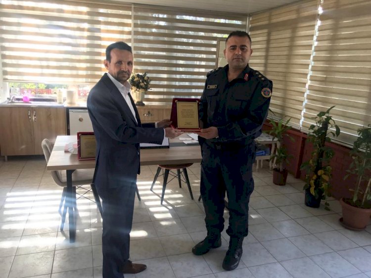 Muhtar Bozkurt’tan Jandarma’ya Plaket