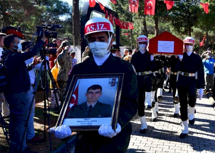 Arkadaş kurşunuyla şehit olan Mehmet Can Kaya, şehitliğe nakledildi