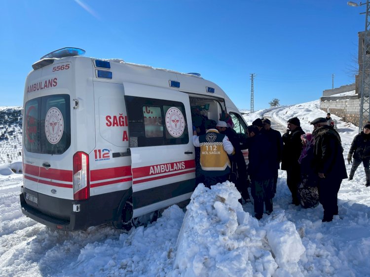 Yolda mahsur kalan ambulans belediye ekiplerince kurtarıldı