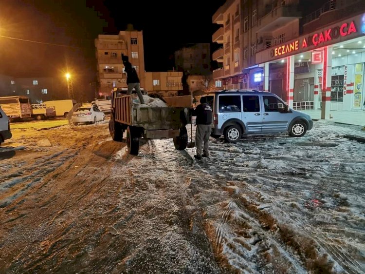 Belediye ekipleri tuzlama çalışmalarını sürdürüyor