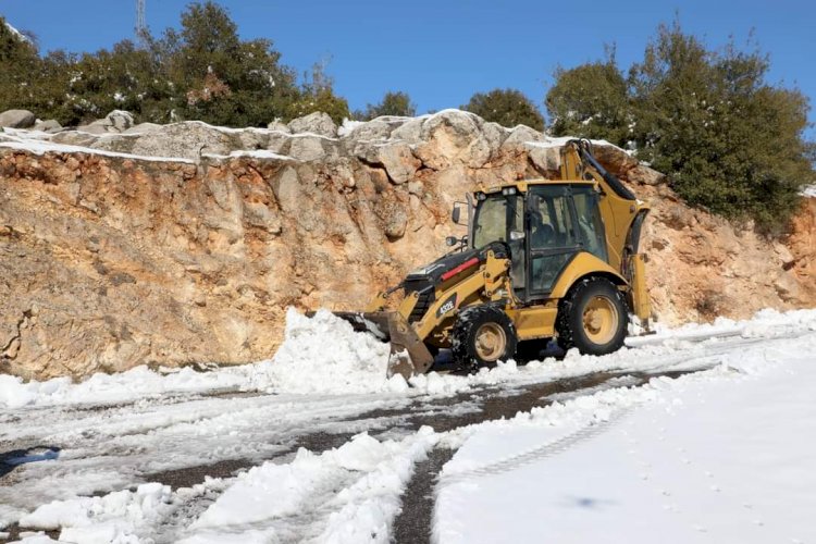 Nizip’in yüksek kesimlerinde karla kapanan yollar açılıyor