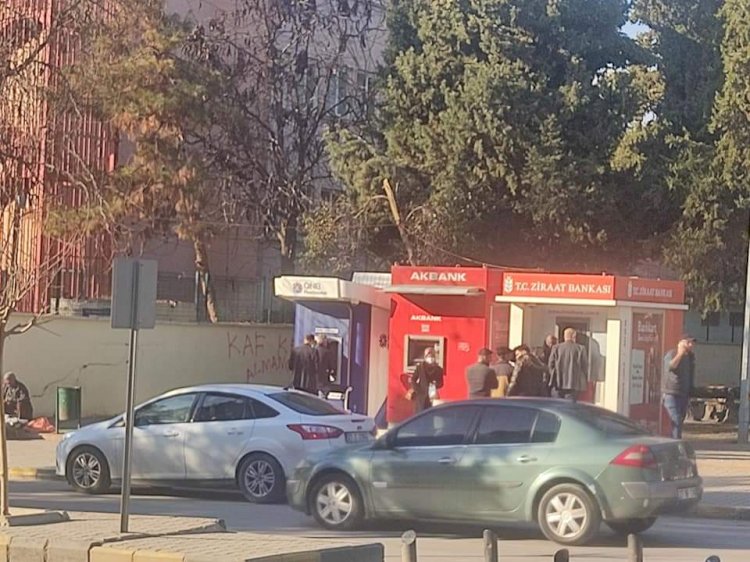 Bankamatik önünde trafik tıkanıyor