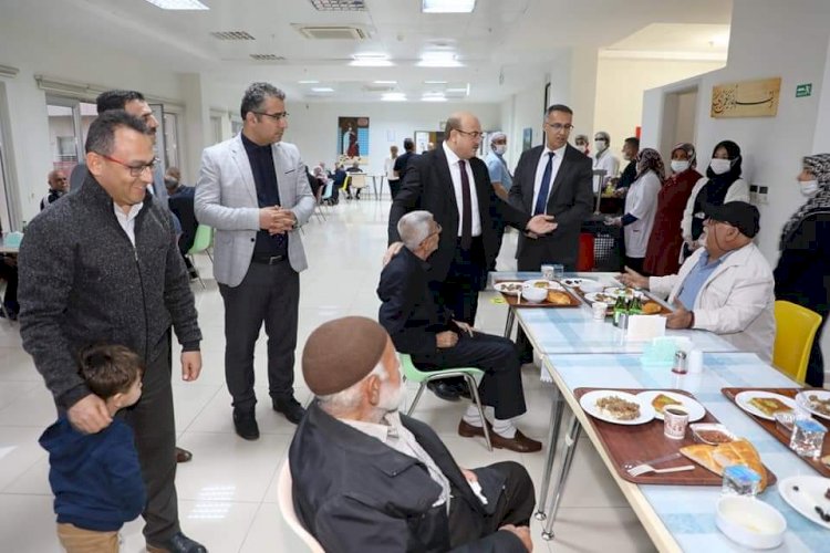 Yöneticiler Huzur Evinde iftar yaptı