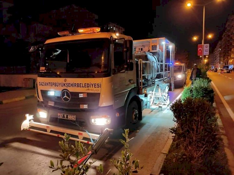 Belediye ekipleri gece mesaisinde