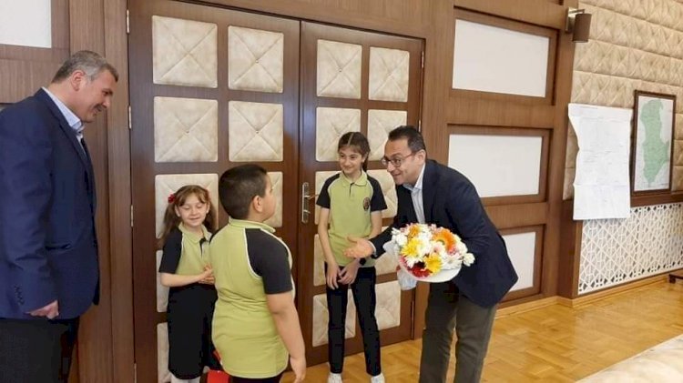 Kaymakam Çağlar, öğrencilerle tek tek ilgilendi