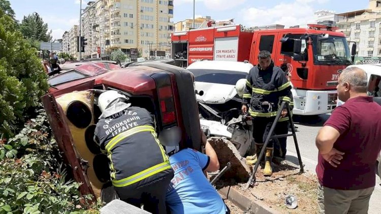 Nizip’te araçlar çarpıştı: 2 yaralı  