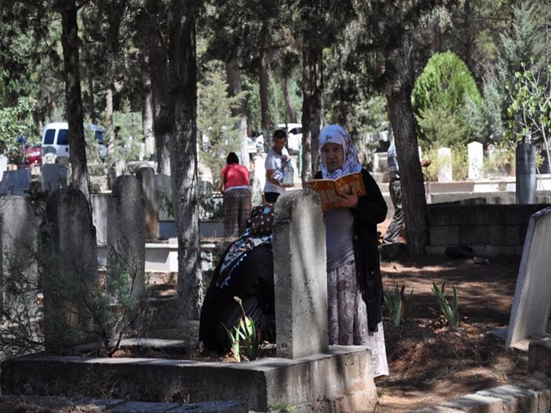 Arefe Günü Mezarlıklar Dolup Taştı 