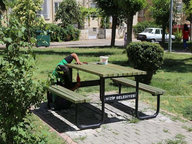 Belediye ekipleri park ve bahçelerde düzenleme yapıyor