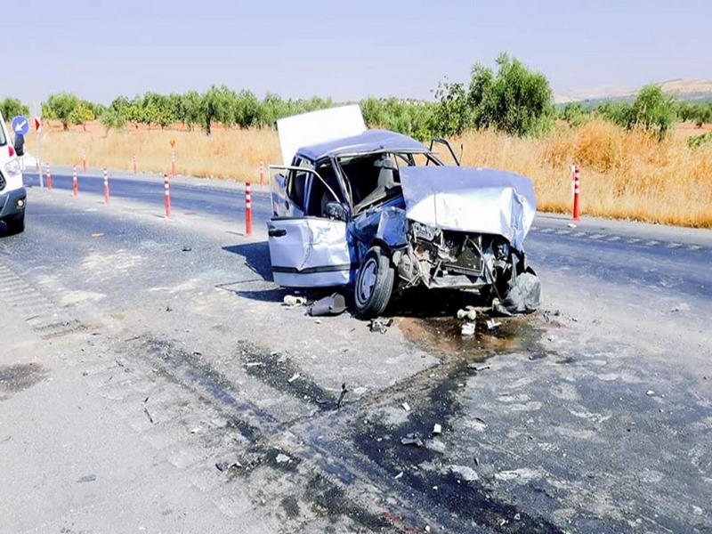 Kamyonete çarpan otomobildeki 5 kişi yaralandı