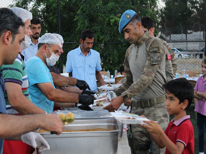 ÖĞRENCİLERDEN ASKERLERE İFTAR YEMEĞİ