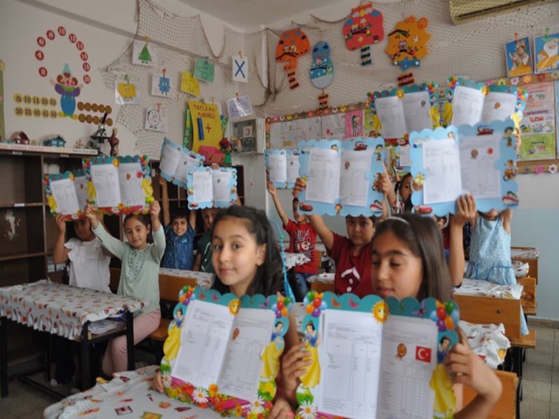 ÖĞRENCİLERİN KARNE SEVİNCİ