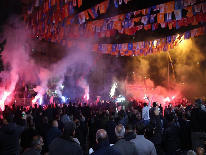 AK PARTİ SEÇİM BÜROSU DOLUP TAŞIYOR