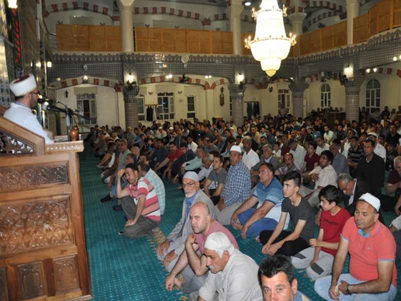 İLK TERAVİH NAMAZI KILINDI