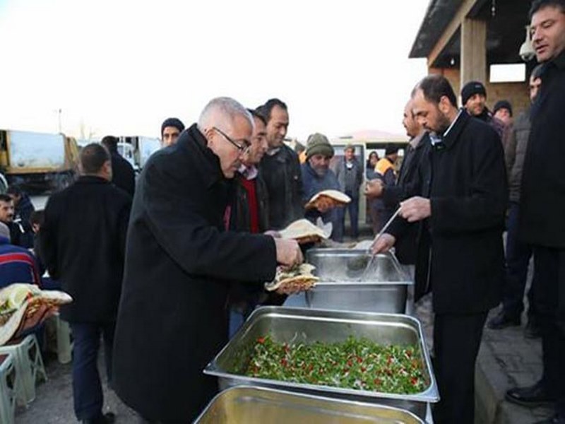 AKDOĞAN İŞÇİLERLE KAHVALTI YAPTI