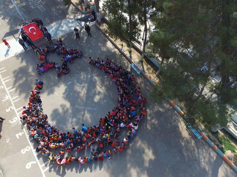 ÖĞRENCİLERDEN ASKERE DESTEK 