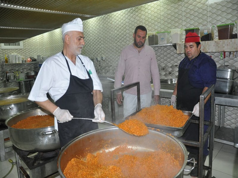 Nizip te 1500 Kişiye Yemek Dağıtılıyor
