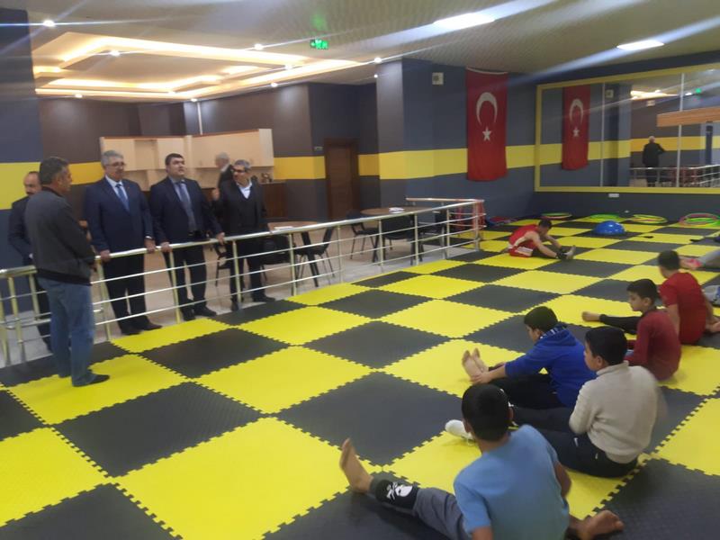 KAYMAKAM ŞAHİN SPOR SALONUNU ZİYARET ETTİ